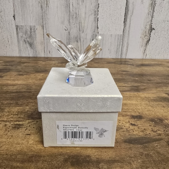 Simon Design Clear Butterfly Paperweight With Box - Picture 9 of 9